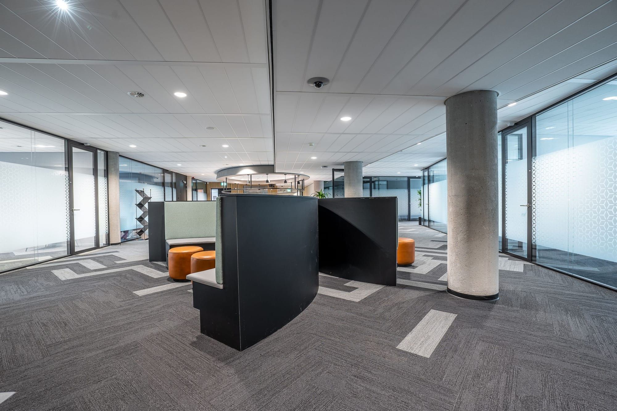 Plateau de bureaux propre, moquette et cloisons vitrées sans traces