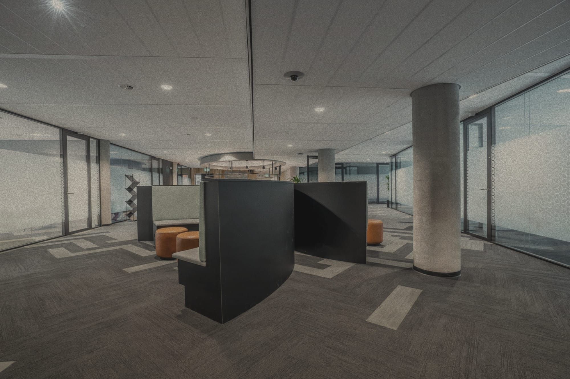 Plateau de bureaux poussiéreux après des travaux d’aménagement (état simulé)