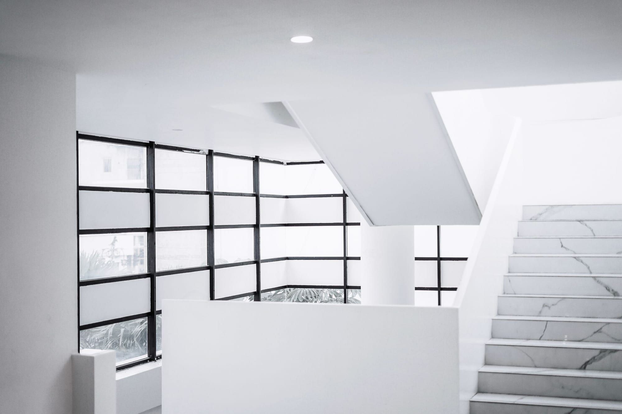 Cage d’escalier en marbre blanc éclatant près d’une verrière